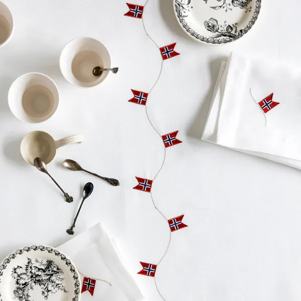 Hovedbilde Duk med norske broderte flagg